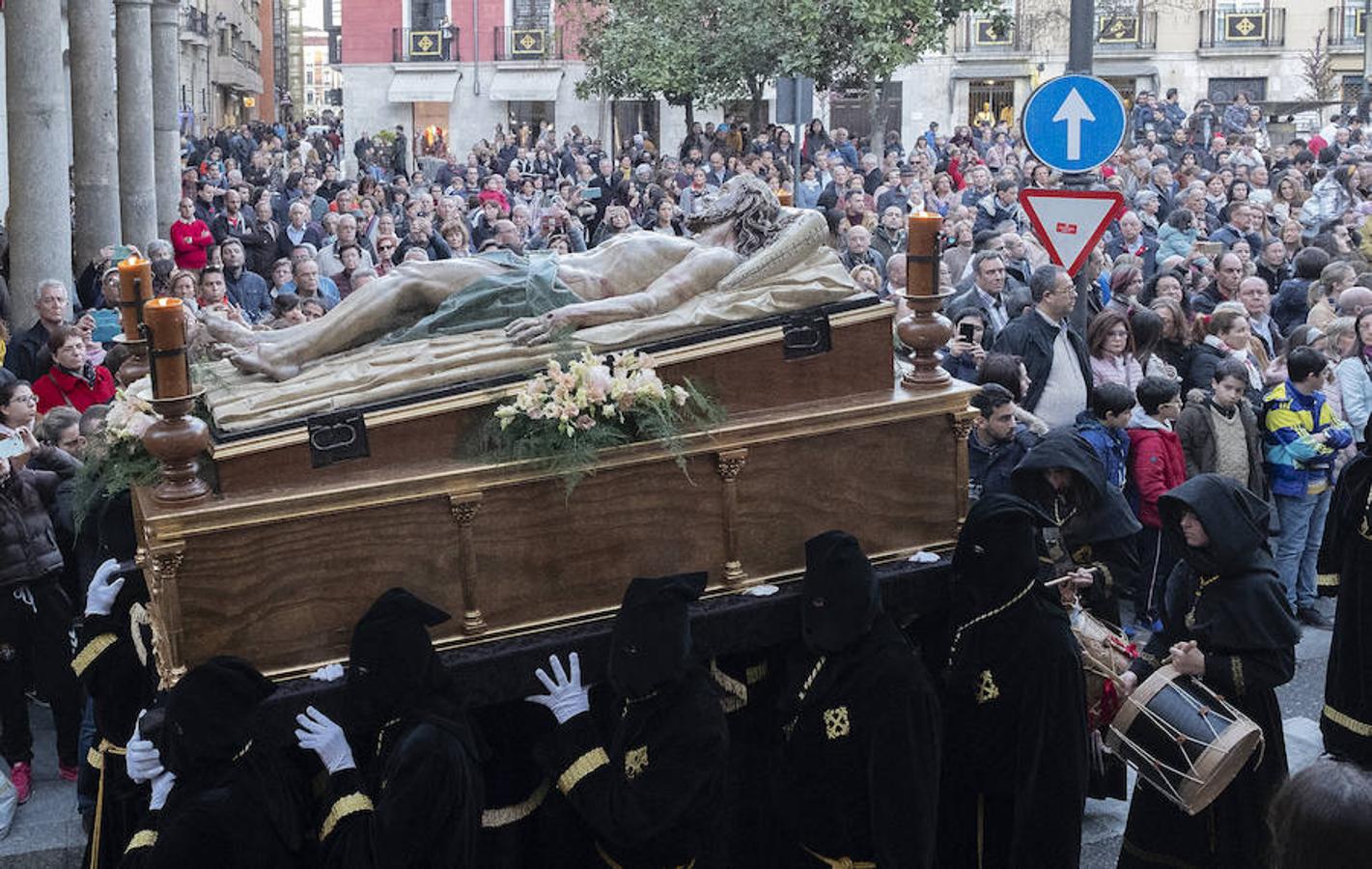 La Semana Santa ha arrancado en Valladolid con tres procesiones: el Vía Crucis del Santo Entierro, la de la Exaltación de la Santa Cruz y el traslado de la Virgen de las Angustias
