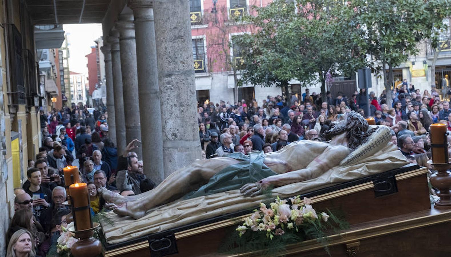La Semana Santa ha arrancado en Valladolid con tres procesiones: el Vía Crucis del Santo Entierro, la de la Exaltación de la Santa Cruz y el traslado de la Virgen de las Angustias