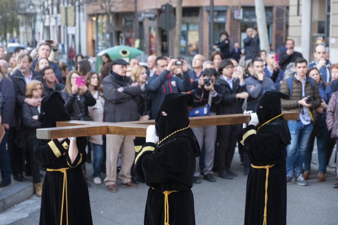 La Semana Santa ha arrancado en Valladolid con tres procesiones: el Vía Crucis del Santo Entierro, la de la Exaltación de la Santa Cruz y el traslado de la Virgen de las Angustias