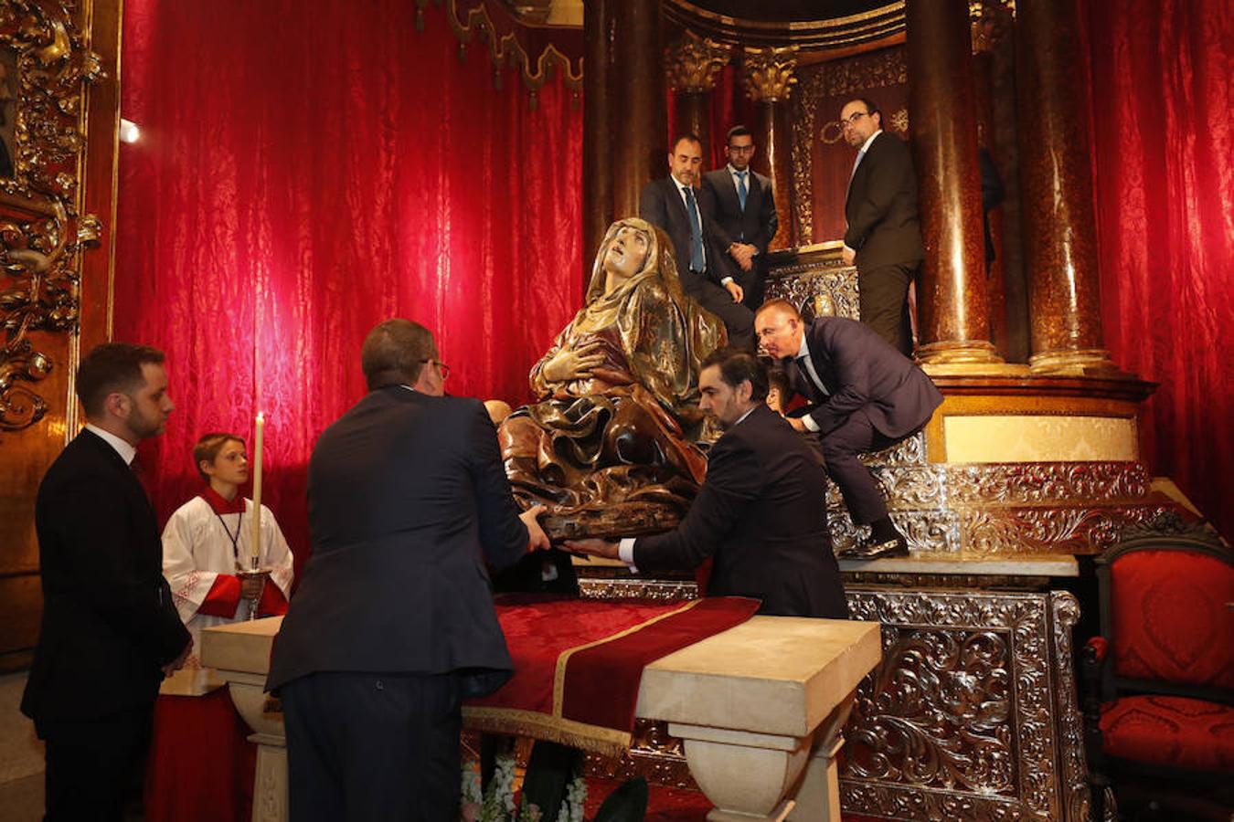 La Semana Santa ha arrancado en Valladolid con tres procesiones: el Vía Crucis del Santo Entierro, la de la Exaltación de la Santa Cruz y el traslado de la Virgen de las Angustias