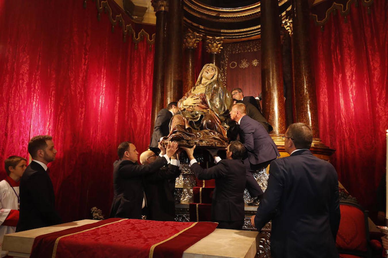 La Semana Santa ha arrancado en Valladolid con tres procesiones: el Vía Crucis del Santo Entierro, la de la Exaltación de la Santa Cruz y el traslado de la Virgen de las Angustias