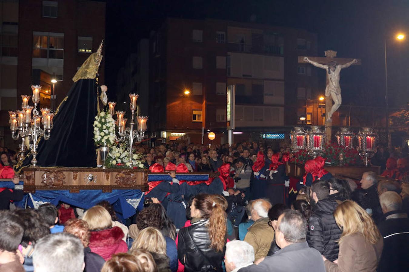 La Semana Santa ha arrancado en Valladolid con tres procesiones: el Vía Crucis del Santo Entierro, la de la Exaltación de la Santa Cruz y el traslado de la Virgen de las Angustias