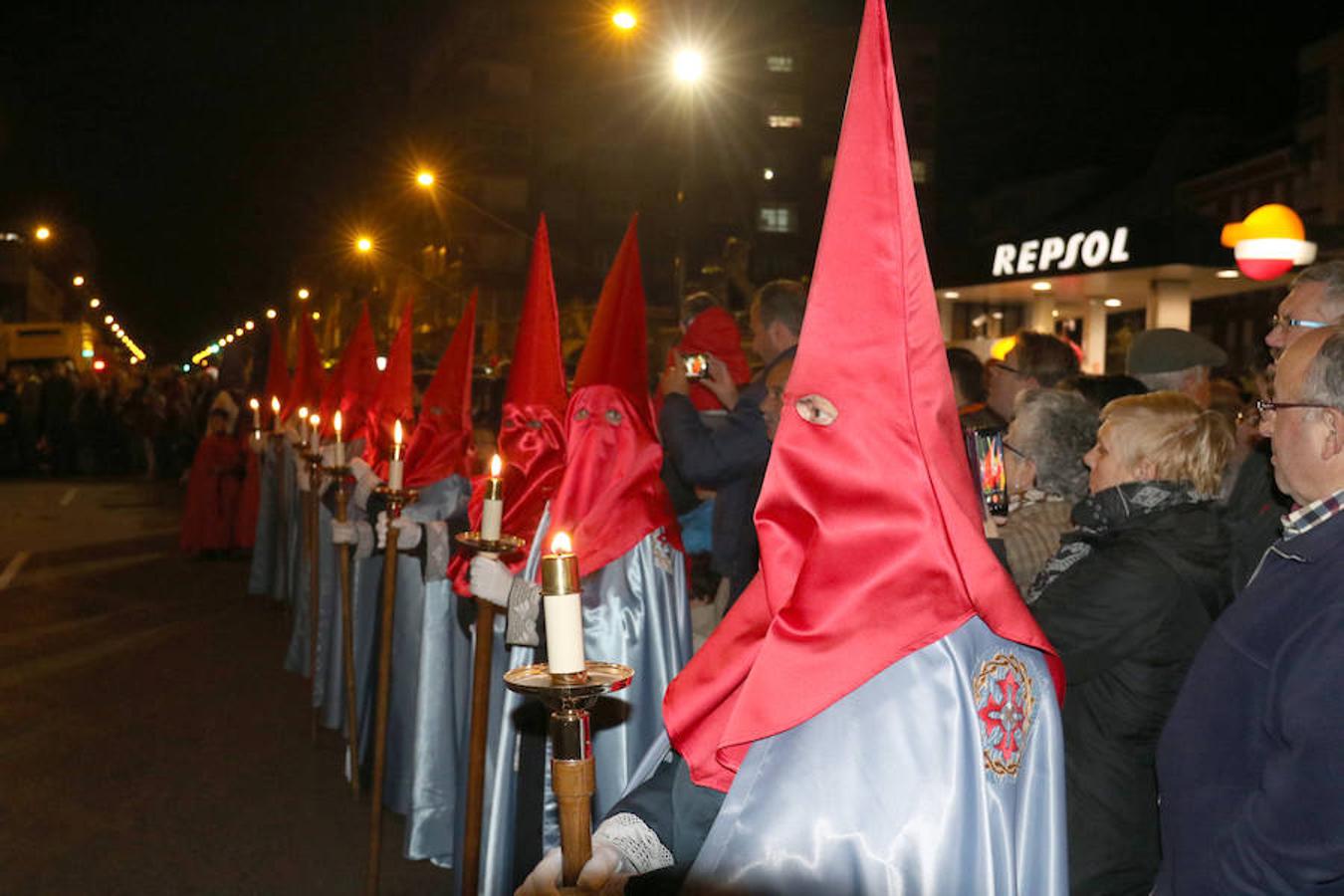 La Semana Santa ha arrancado en Valladolid con tres procesiones: el Vía Crucis del Santo Entierro, la de la Exaltación de la Santa Cruz y el traslado de la Virgen de las Angustias