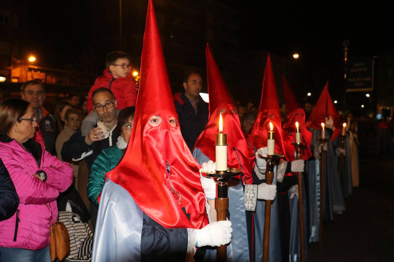 La Semana Santa ha arrancado en Valladolid con tres procesiones: el Vía Crucis del Santo Entierro, la de la Exaltación de la Santa Cruz y el traslado de la Virgen de las Angustias