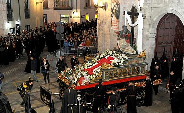 Salida de la imagen de La Piedad en procesión el pasado año. 
