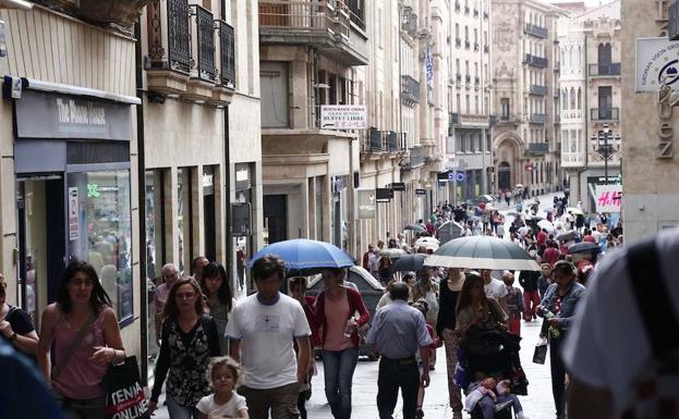 Vecinos de Salamanca pasen por la calle Toro.