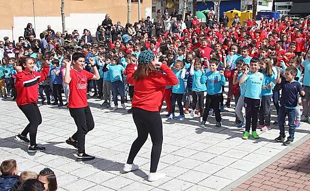 Baile final de todos los alumnos de Primaria del colegio Santa Clara para cerrar 'Musiqueando'. 