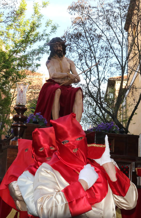 Las calles se han llenado de público para disfrutar del Ecce Homo del Cristo de los Artilleros