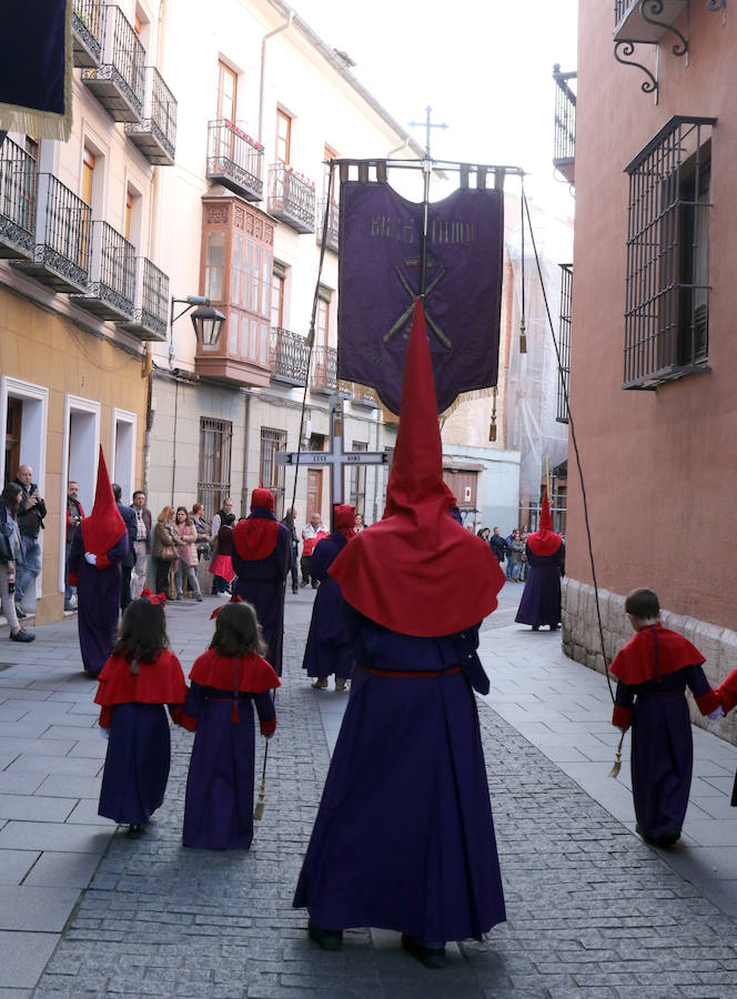 Las calles se han llenado de público para disfrutar del Ecce Homo del Cristo de los Artilleros