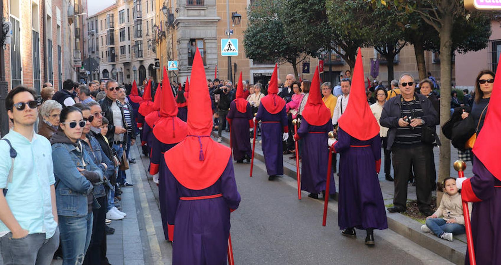Las calles se han llenado de público para disfrutar del Ecce Homo del Cristo de los Artilleros