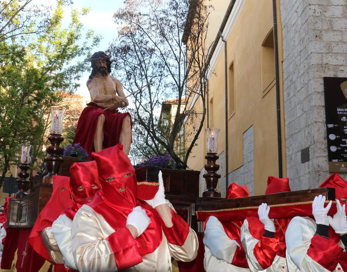 Las calles se han llenado de público para disfrutar del Ecce Homo del Cristo de los Artilleros