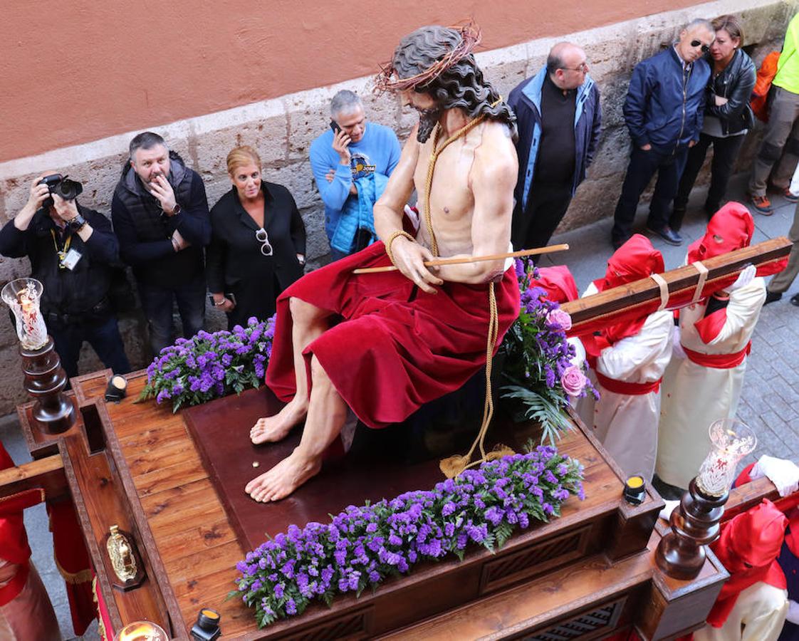 Las calles se han llenado de público para disfrutar del Ecce Homo del Cristo de los Artilleros