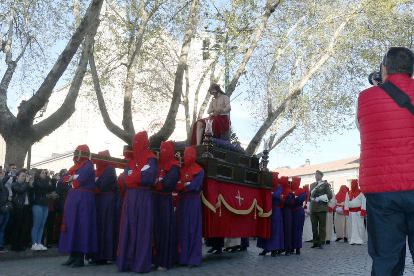 Las calles se han llenado de público para disfrutar del Ecce Homo del Cristo de los Artilleros