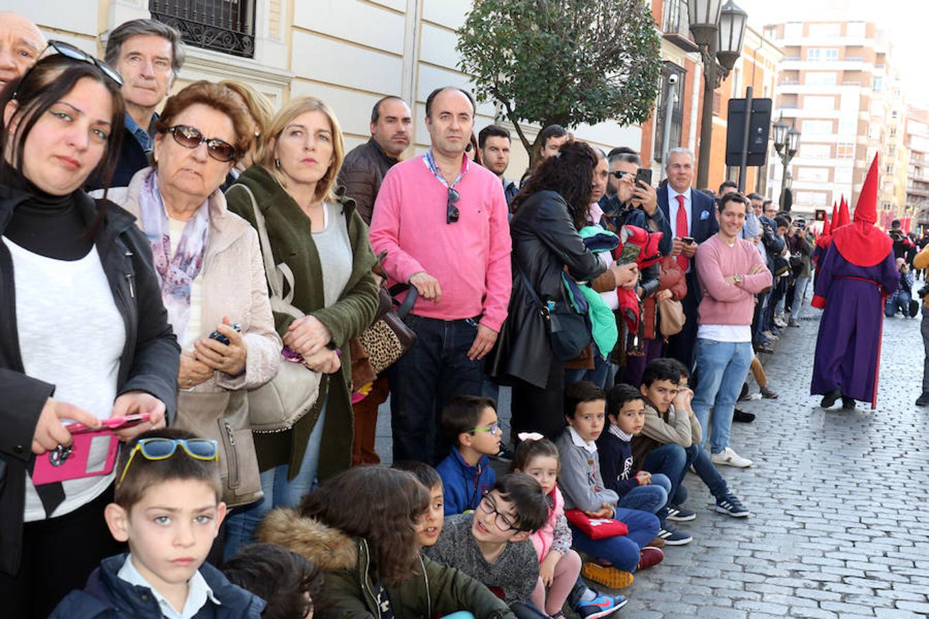 Las calles se han llenado de público para disfrutar del Ecce Homo del Cristo de los Artilleros
