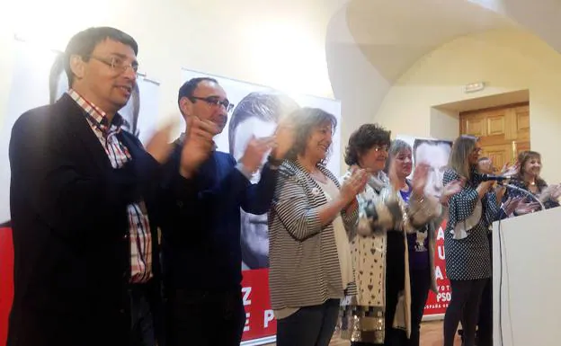 (I a D) Fernando Pablos; el candidato al Congreso por Salamanca, David Serrada; la candidata al Parlamento Europeo, Iratxe García, entre otros, en el acto público celebrado en Béjar