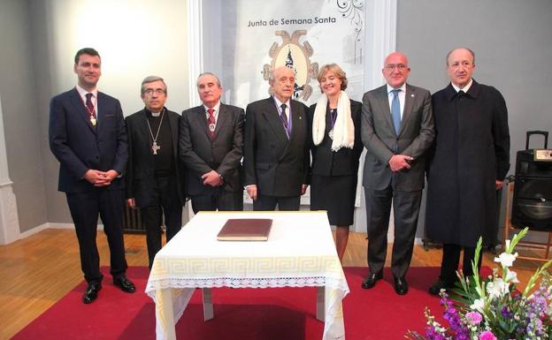 Las autoridades posan con el pregonero de la Semana Santa de Rioseco. 