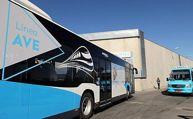 Exterior de uno de los nuevos autobuses de la línea del Ave. 