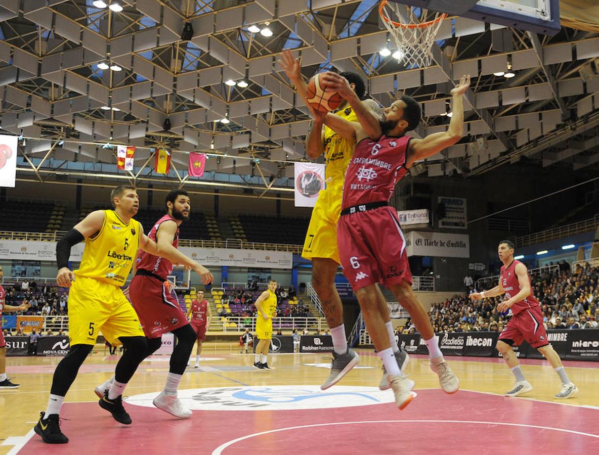 Encuentro entre el CBCV Carramimbre (79) y el Liberbank Oviedo (85).