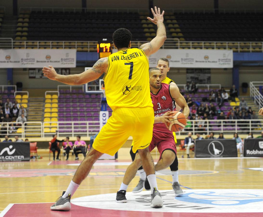 Encuentro entre el CBCV Carramimbre (79) y el Liberbank Oviedo (85).