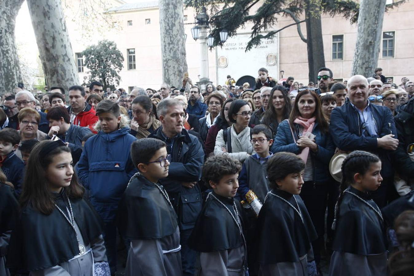 Las calles se abarrotaron de público para seguir la Procesión de las Cinco LLagas