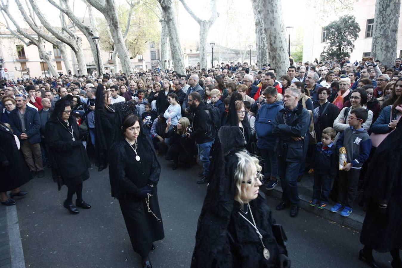 Las calles se abarrotaron de público para seguir la Procesión de las Cinco LLagas