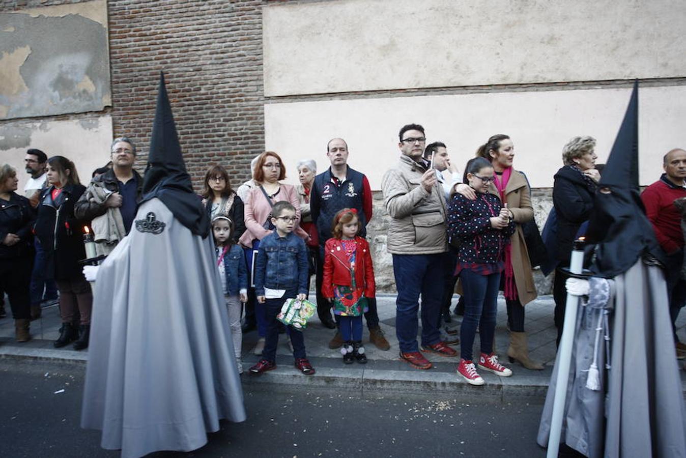 Las calles se abarrotaron de público para seguir la Procesión de las Cinco LLagas