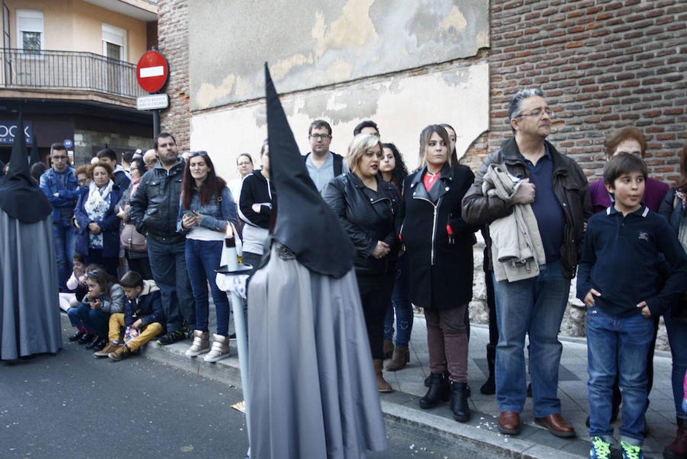 Las calles se abarrotaron de público para seguir la Procesión de las Cinco LLagas
