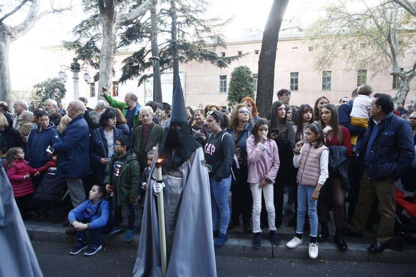 Las calles se abarrotaron de público para seguir la Procesión de las Cinco LLagas