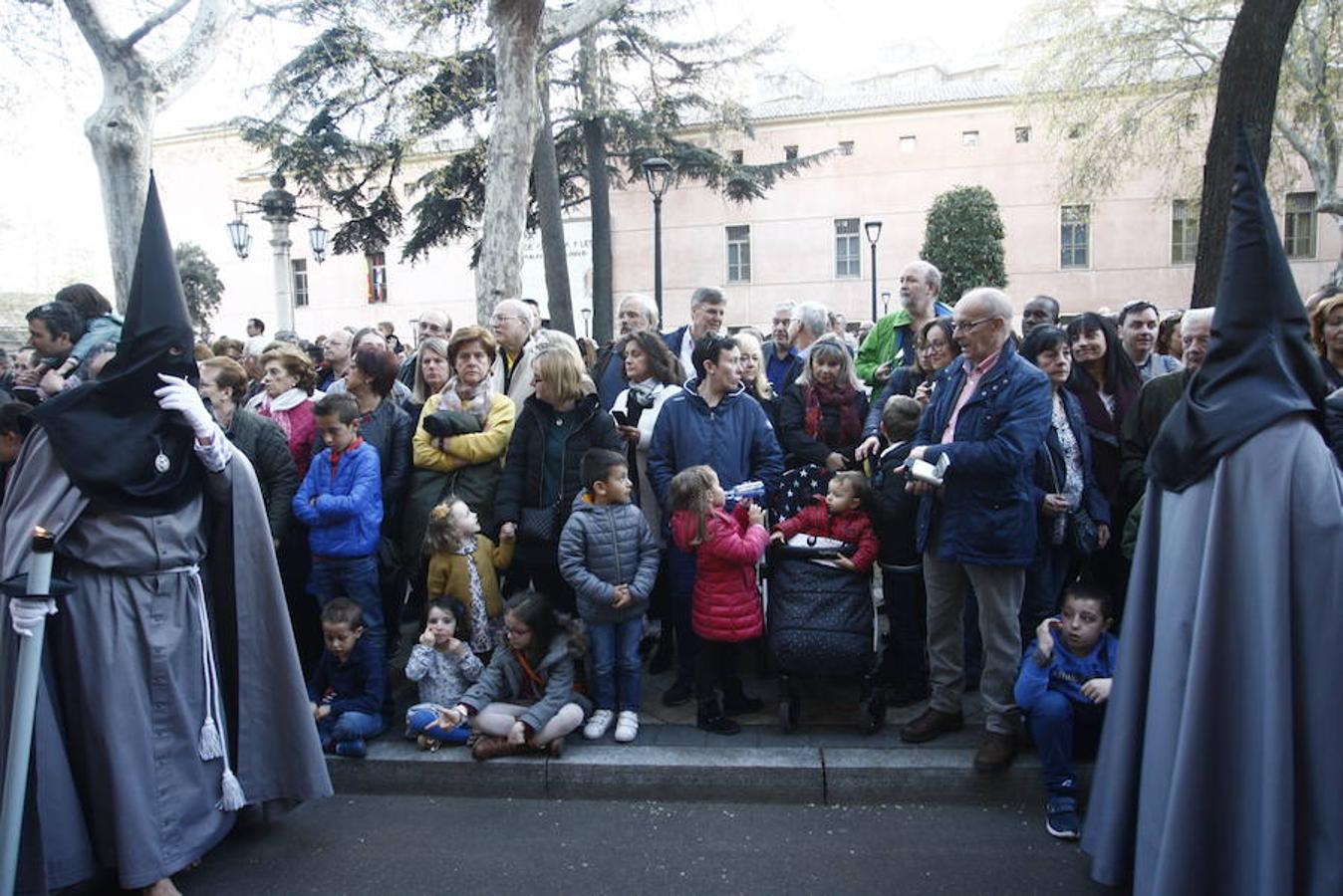 Las calles se abarrotaron de público para seguir la Procesión de las Cinco LLagas
