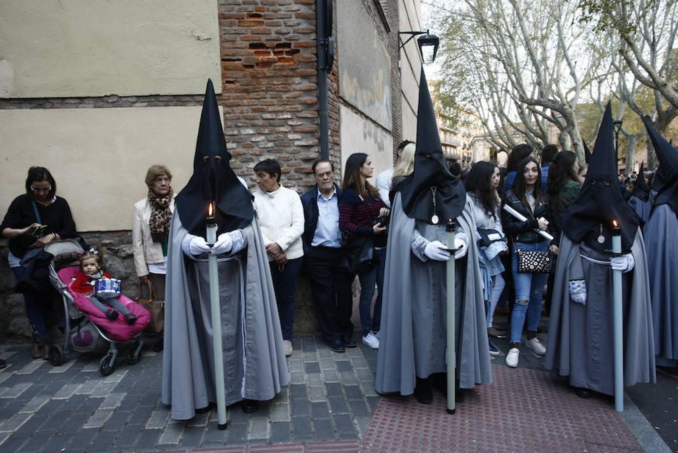 Las calles se abarrotaron de público para seguir la Procesión de las Cinco LLagas