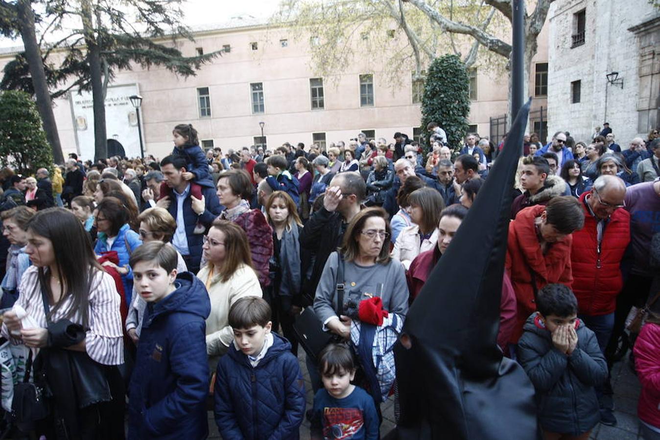 Las calles se abarrotaron de público para seguir la Procesión de las Cinco LLagas
