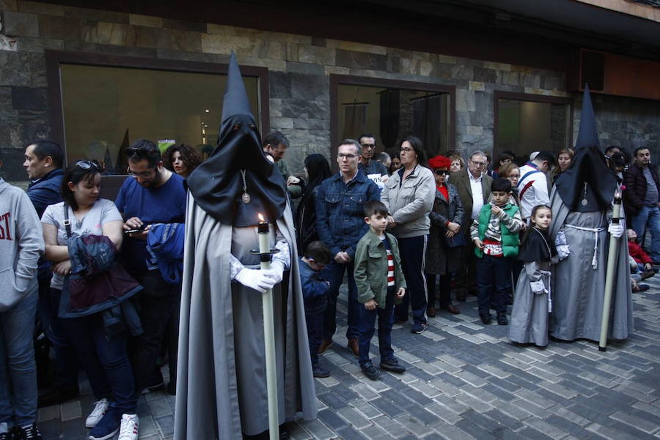 Las calles se abarrotaron de público para seguir la Procesión de las Cinco LLagas