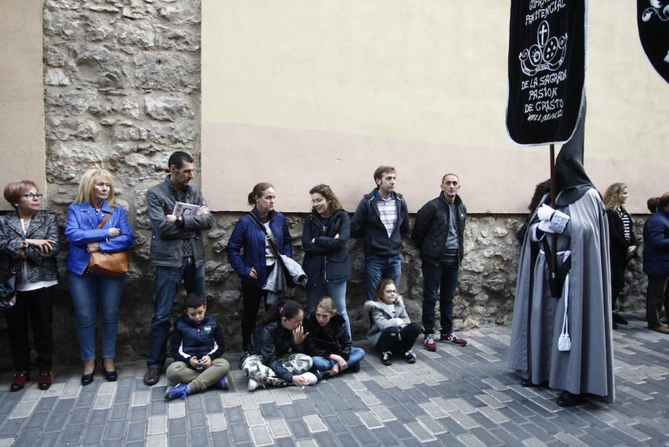 Las calles se abarrotaron de público para seguir la Procesión de las Cinco LLagas