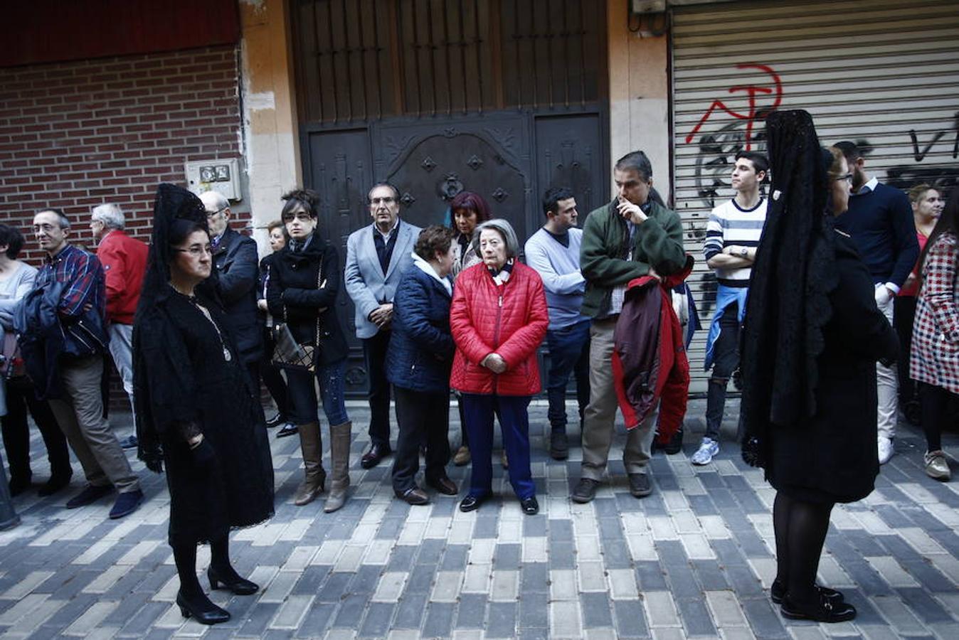 Las calles se abarrotaron de público para seguir la Procesión de las Cinco LLagas