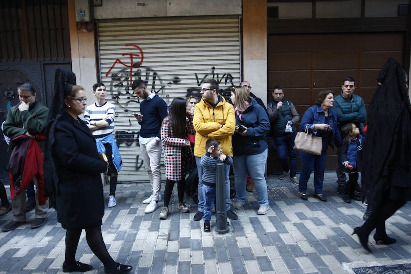 Las calles se abarrotaron de público para seguir la Procesión de las Cinco LLagas