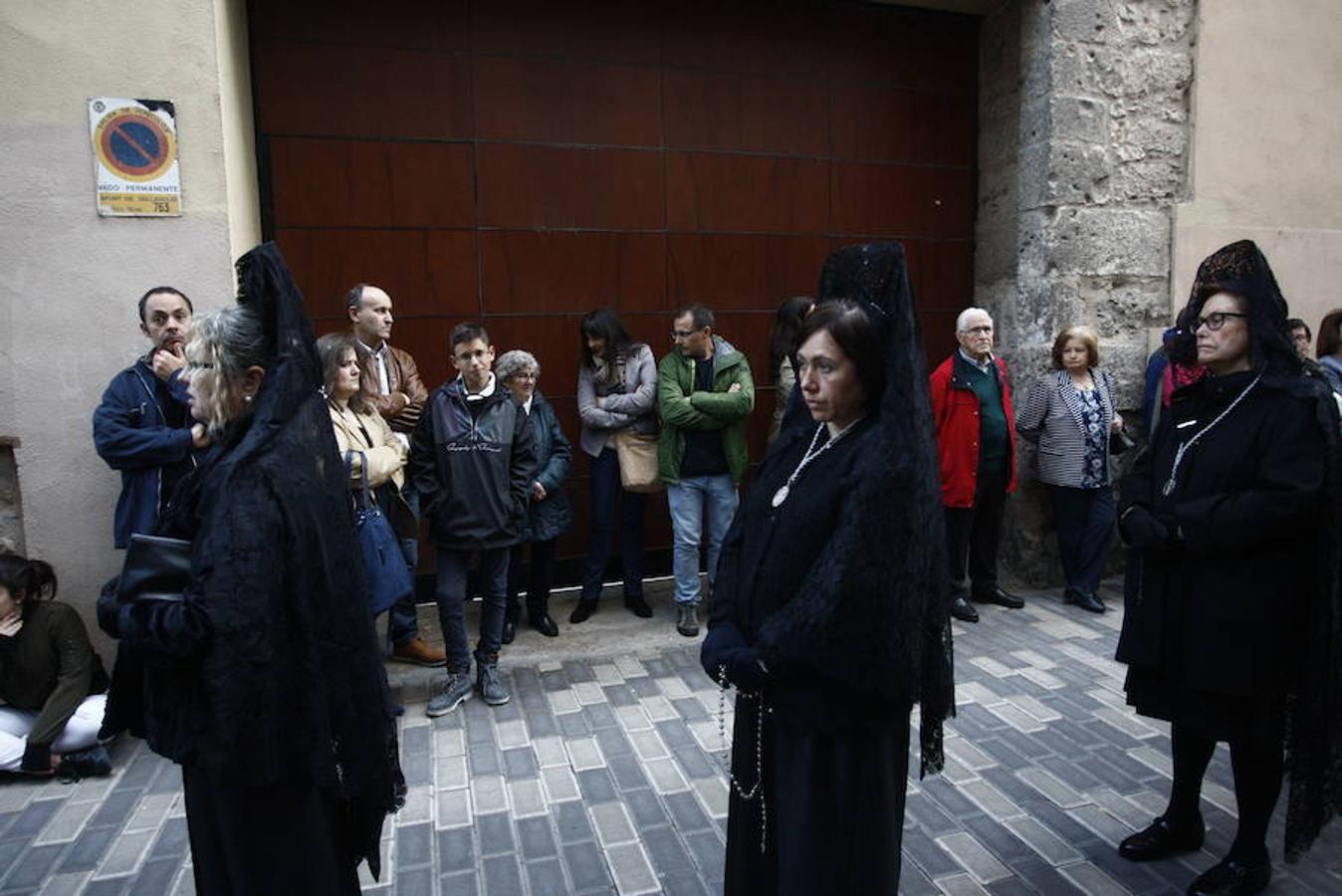 Las calles se abarrotaron de público para seguir la Procesión de las Cinco LLagas
