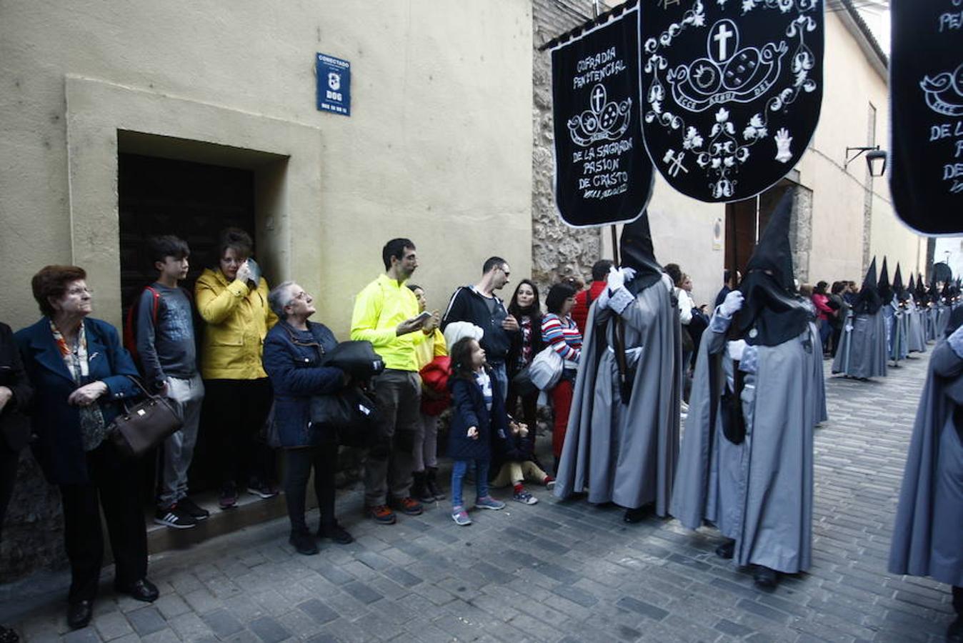 Las calles se abarrotaron de público para seguir la Procesión de las Cinco LLagas