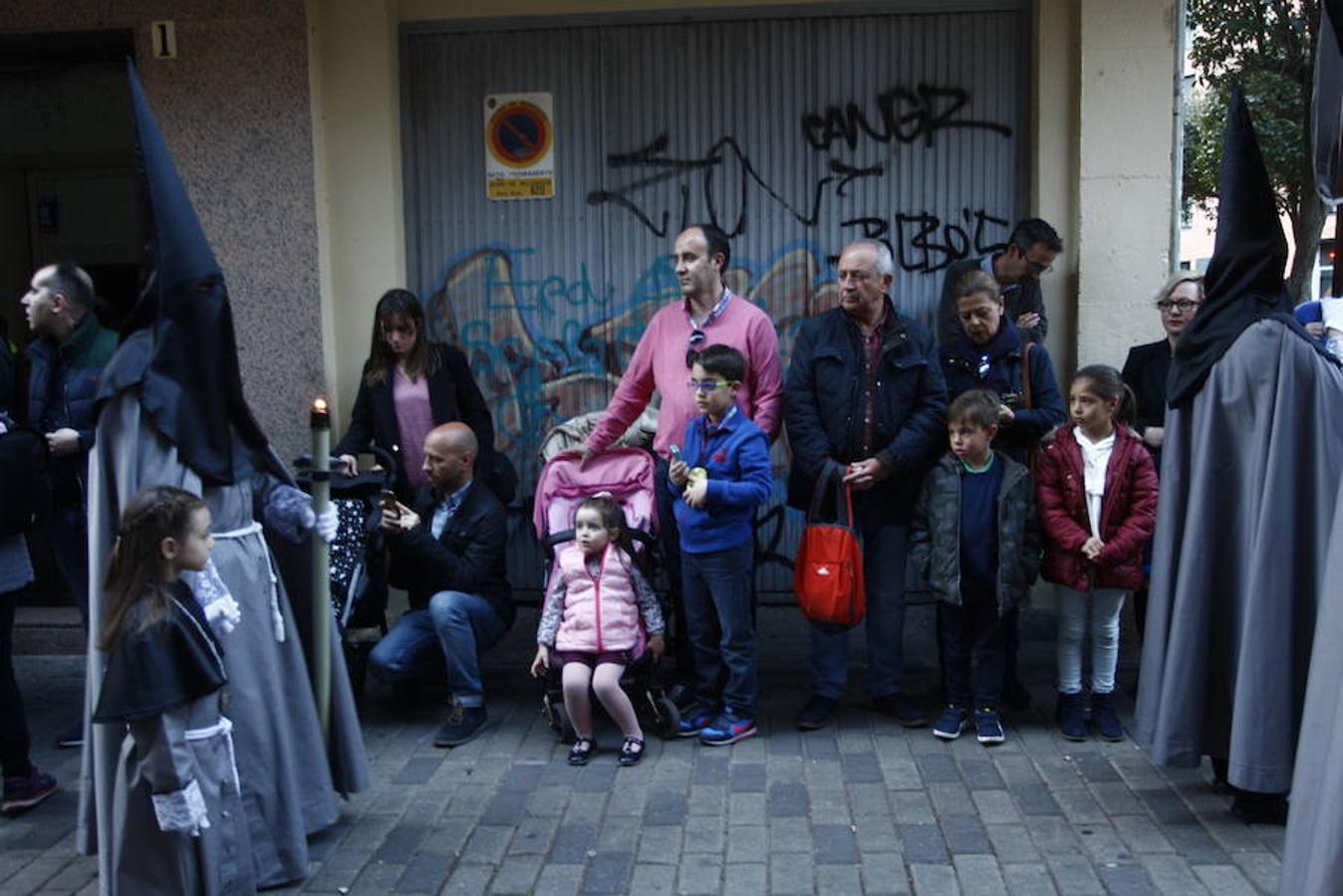 Las calles se abarrotaron de público para seguir la Procesión de las Cinco LLagas