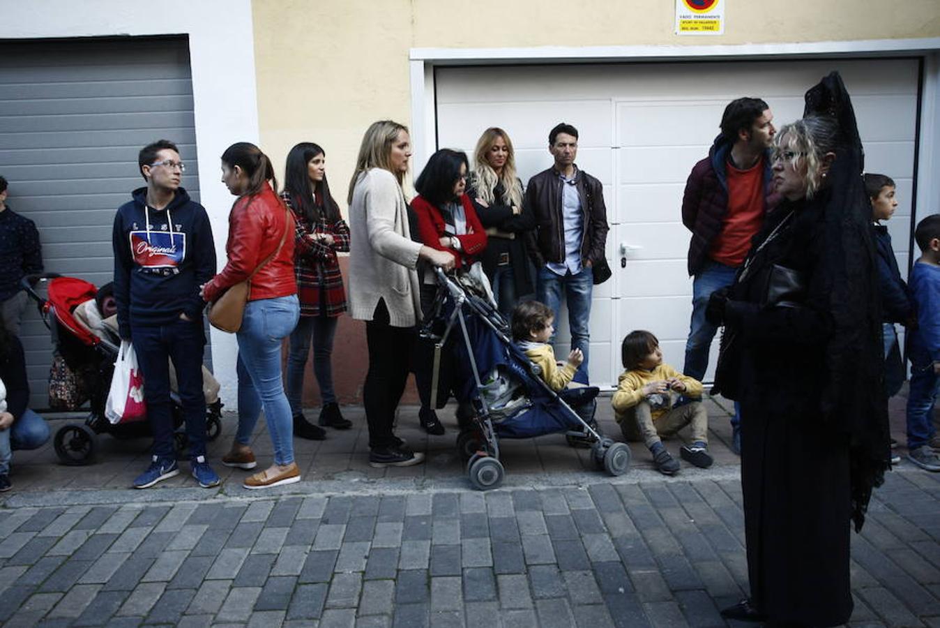 Las calles se abarrotaron de público para seguir la Procesión de las Cinco LLagas