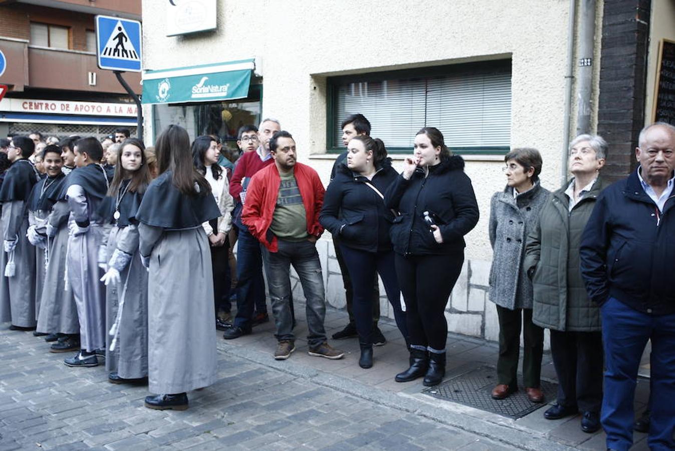 Las calles se abarrotaron de público para seguir la Procesión de las Cinco LLagas