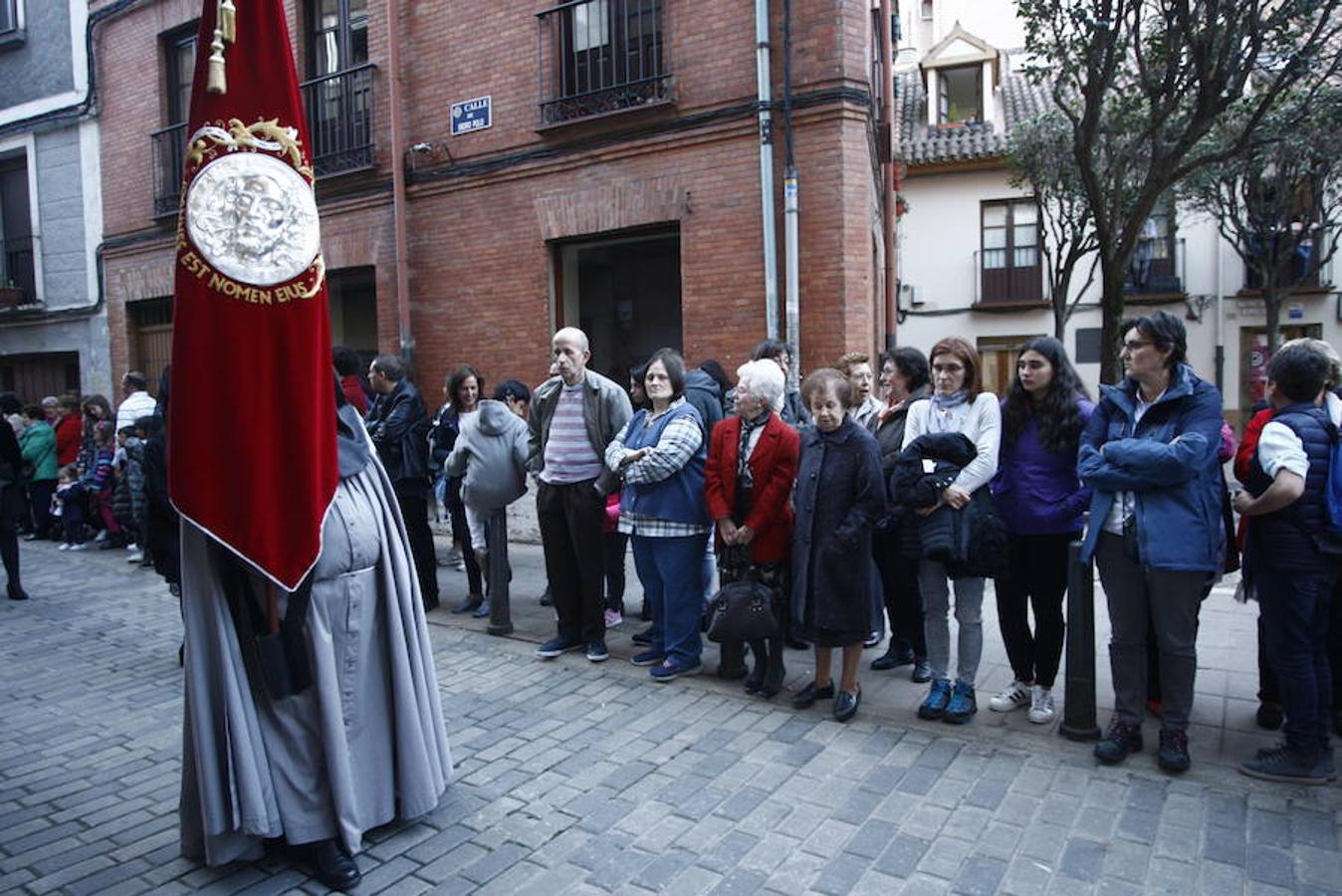 Las calles se abarrotaron de público para seguir la Procesión de las Cinco LLagas