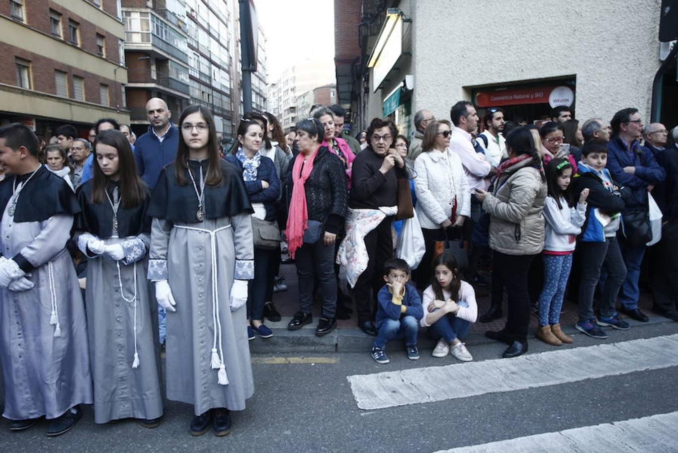 Las calles se abarrotaron de público para seguir la Procesión de las Cinco LLagas