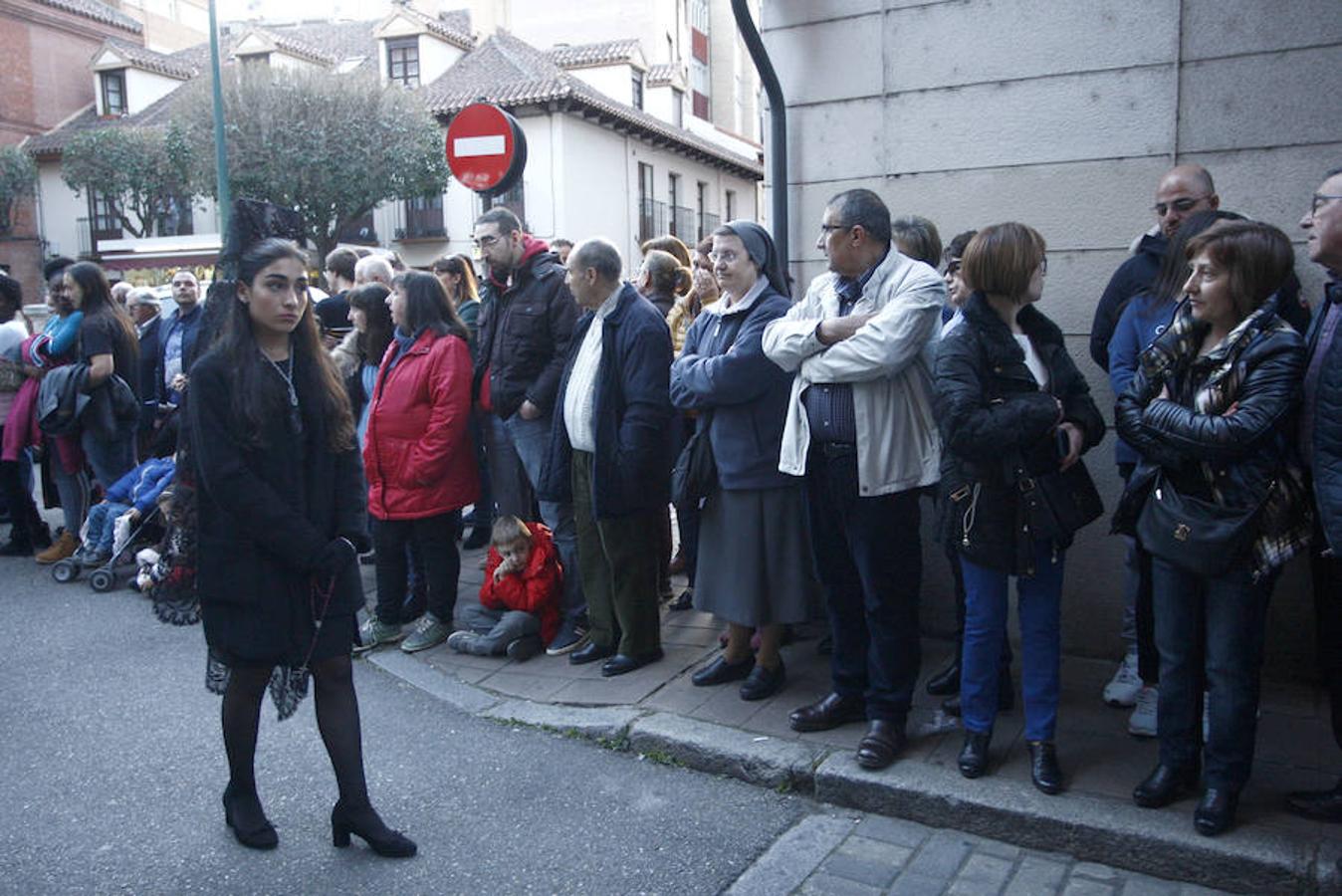 Las calles se abarrotaron de público para seguir la Procesión de las Cinco LLagas