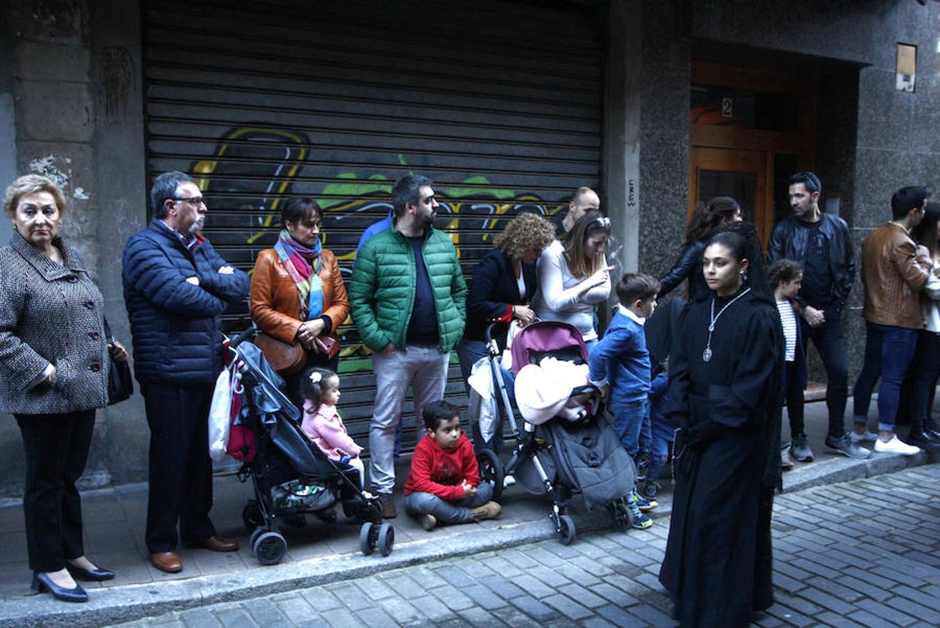 Las calles se abarrotaron de público para seguir la Procesión de las Cinco LLagas