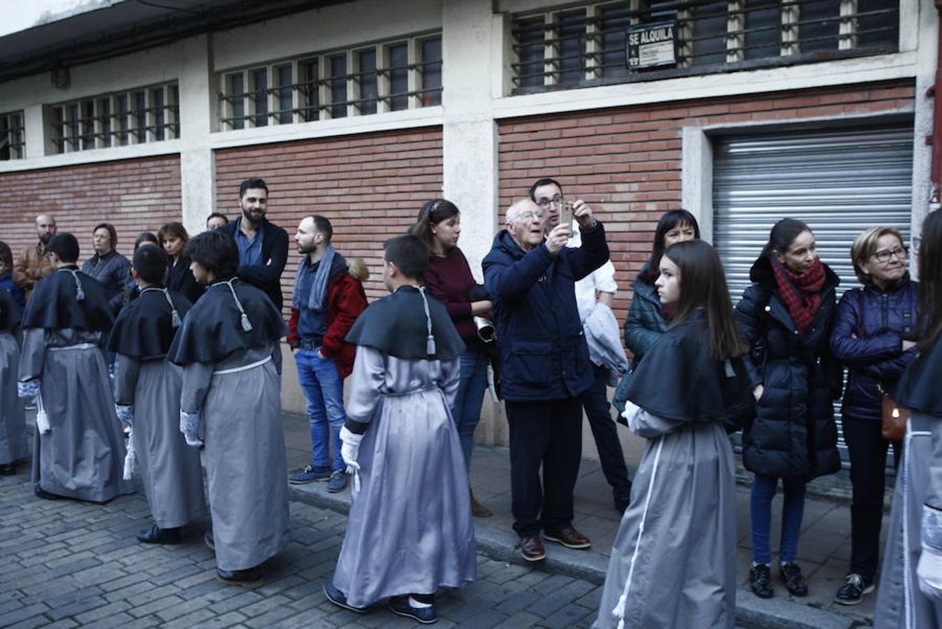 Las calles se abarrotaron de público para seguir la Procesión de las Cinco LLagas
