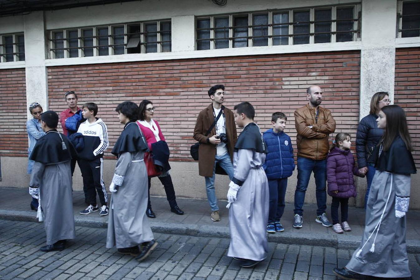 Las calles se abarrotaron de público para seguir la Procesión de las Cinco LLagas