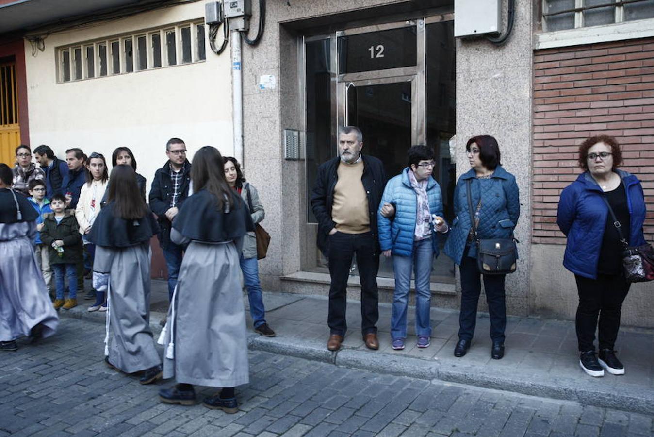 Las calles se abarrotaron de público para seguir la Procesión de las Cinco LLagas