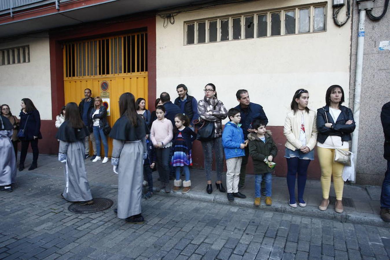 Las calles se abarrotaron de público para seguir la Procesión de las Cinco LLagas