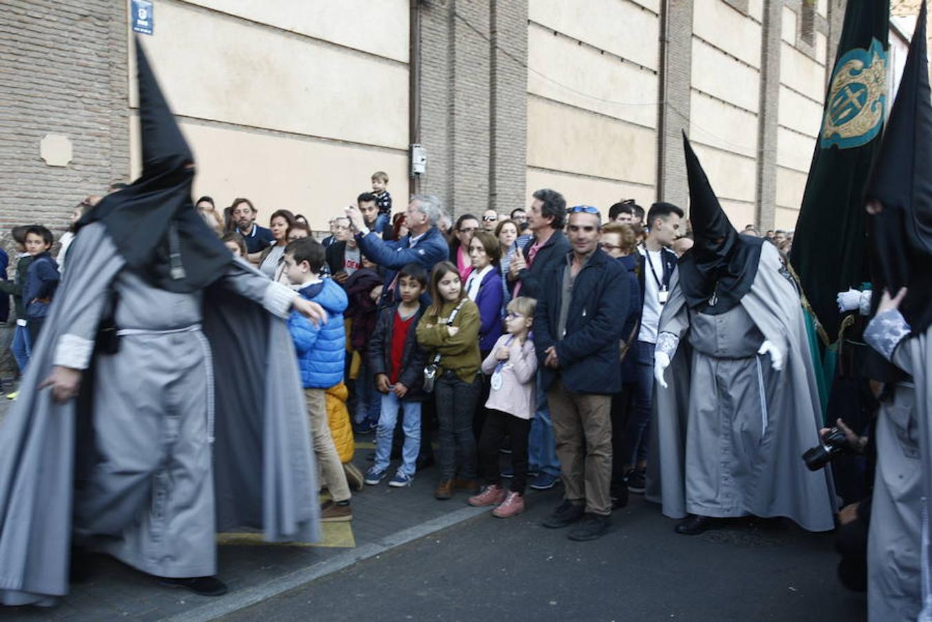 Las calles se abarrotaron de público para seguir la Procesión de las Cinco LLagas