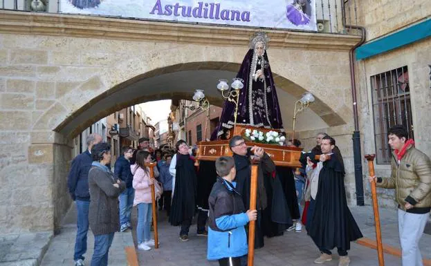 La Soledad procesiona el Viernes de Dolores en Astudillo. 